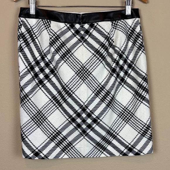 White House Black Market Ecru/Black Plaid Boot Pencil Mini Skirt NWT - Picture 6 of 14
